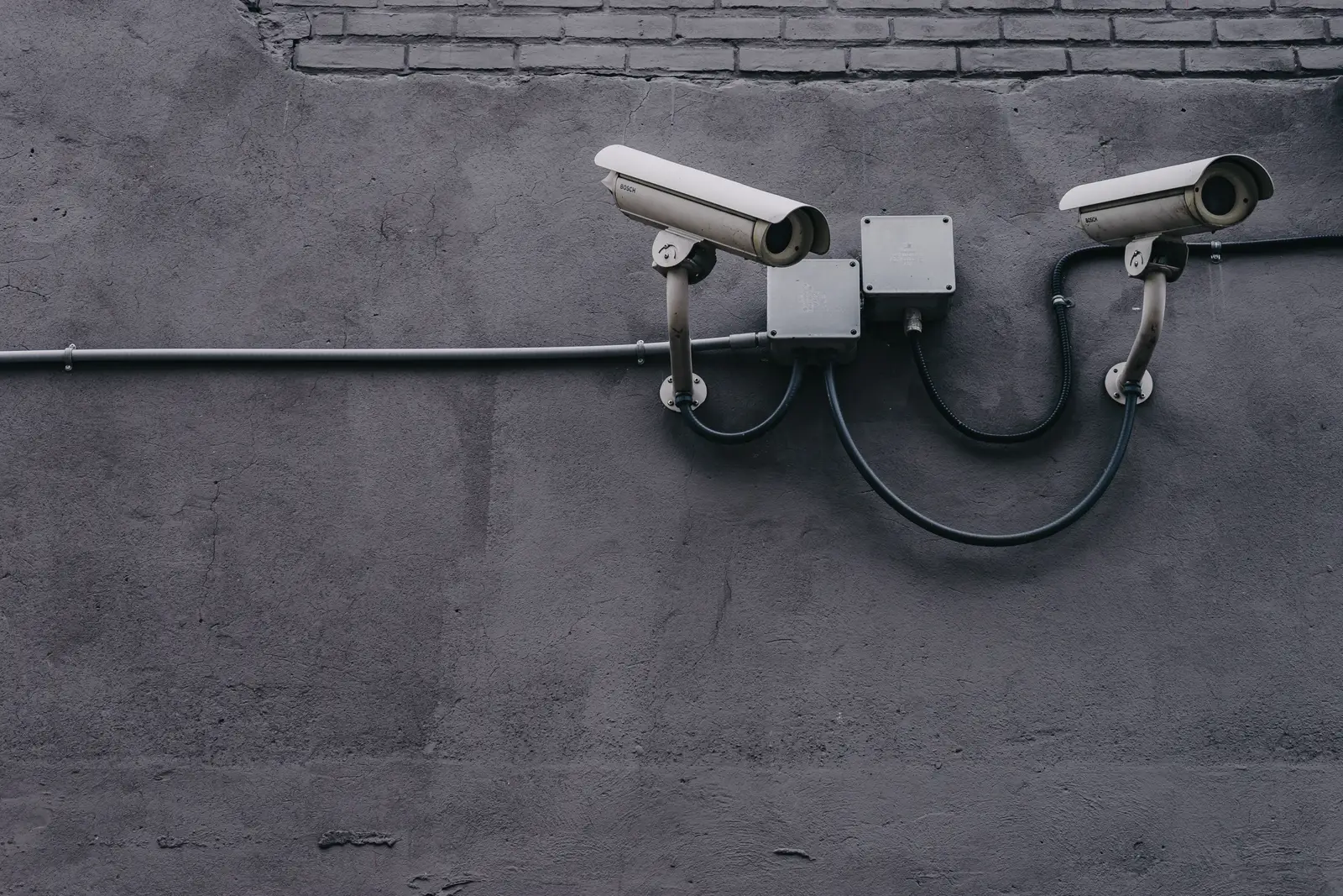 Duas câmeras de vigilância presas na parede, ligadas na internet para câmeras de segurança