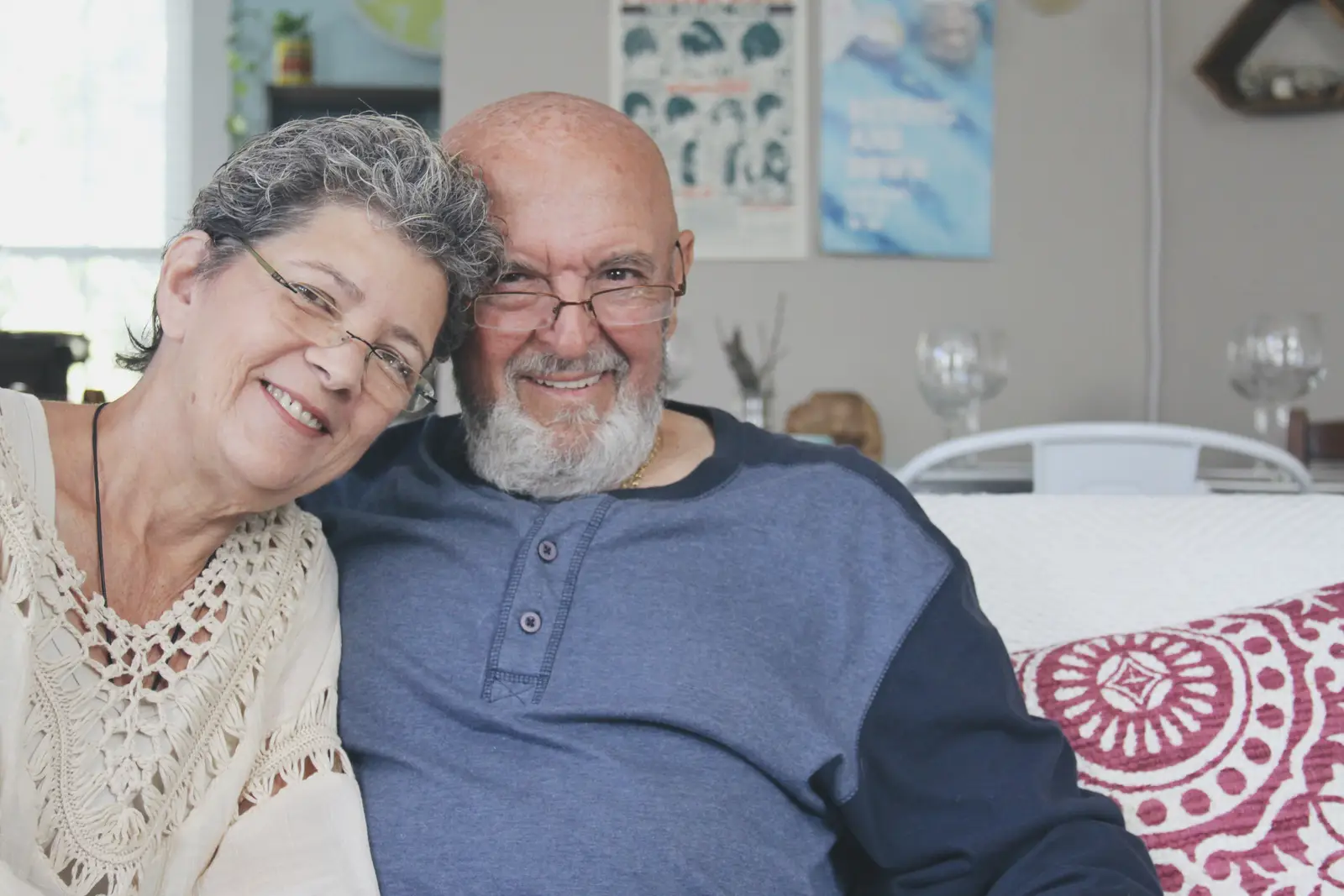Casal sorrindo em casa depois de decidir entre Claro ou Vivo para a internet fibra