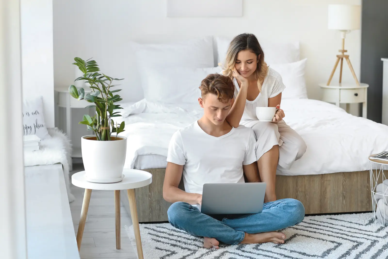 Pessoas usando a internet em casa