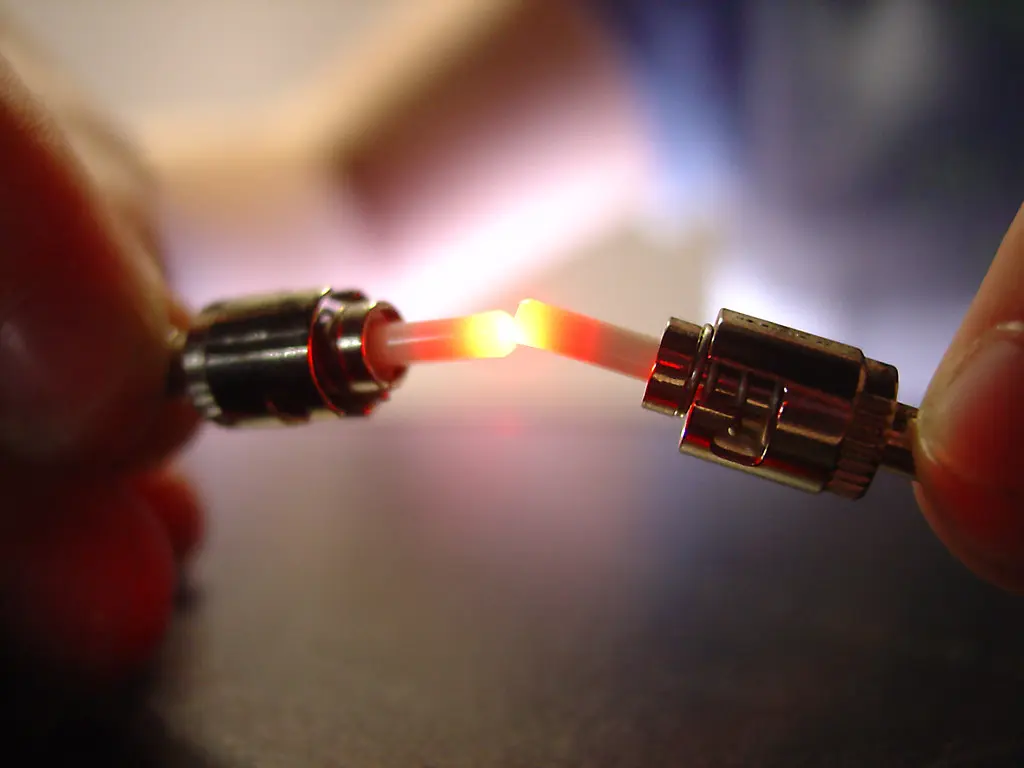 Conector de fibra óptica com a luz passando pelo cabo