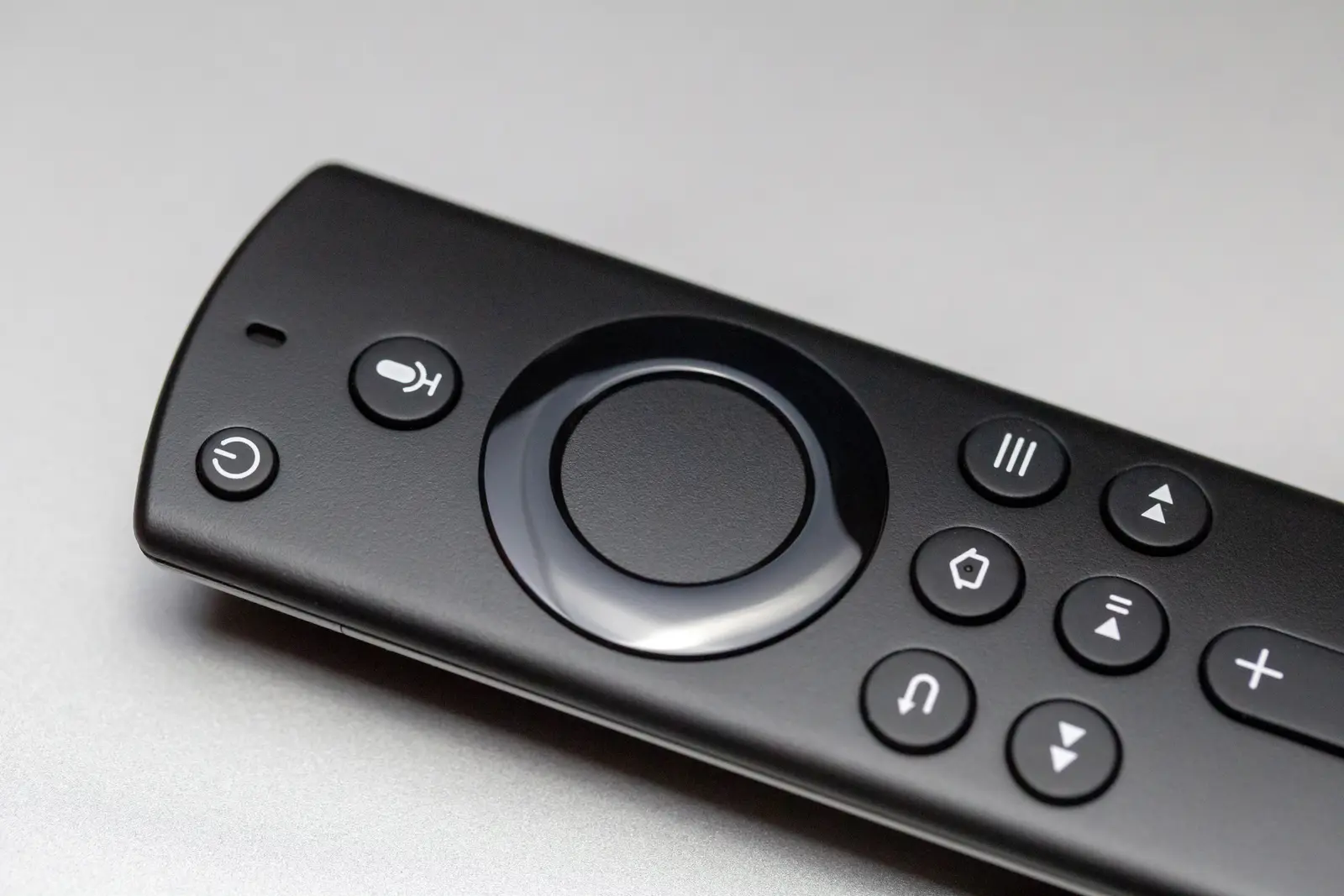 Controle remoto de streaming na mão, usado com internet para smart TV em 4K