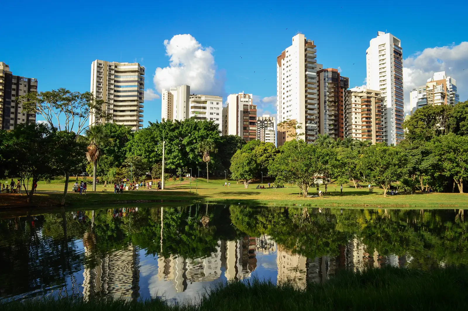 Lago das Rosas com prédios do Setor Oeste ao fundo, em Goiânia