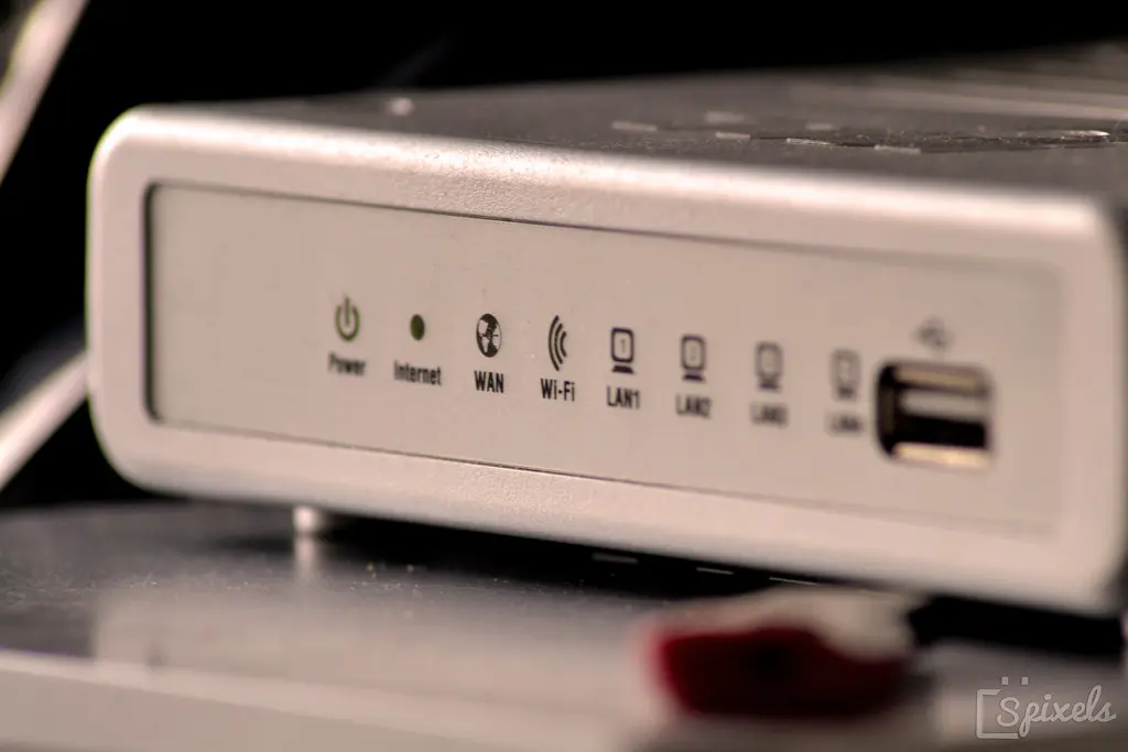 Roteador Wi-Fi branco com as luzes de conexão acesas